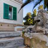 ...�vegliata� da leoni in pietra...